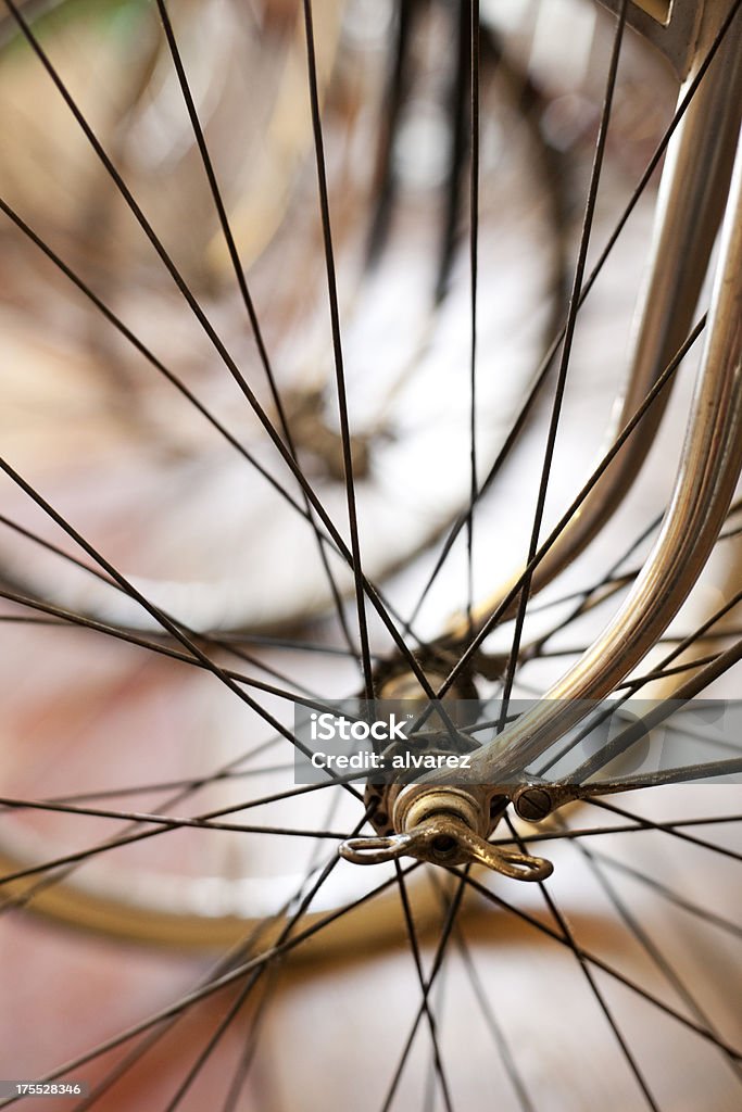 Primo piano di una ruota di bicicletta cog - Foto stock royalty-free di Ambientazione esterna