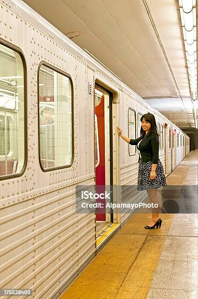 Foto de Passageiros Entrar E Sair Do Metrô e mais fotos de stock de A caminho - A caminho, Adulto, Adulto maduro