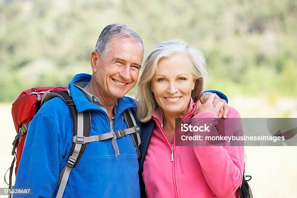 Ritratto Di Coppia Senior Su Escursioni - Fotografie stock e altre immagini di Relazione di coppia - Relazione di coppia, Escursionismo, Cinquantenne