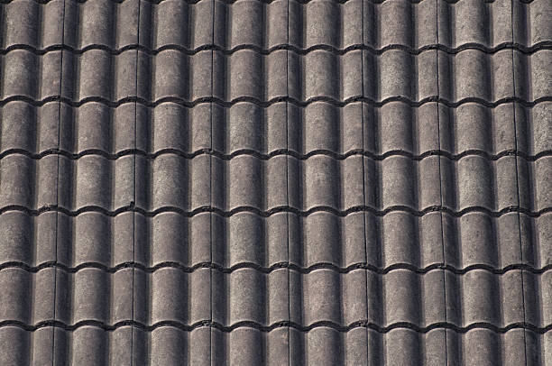 старый керамические плитки текстура на крыше - macro construction building activity roof tile стоковые фото и изображения