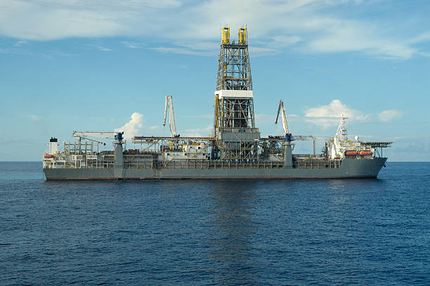 drill ship am meer - drillship stock-fotos und bilder