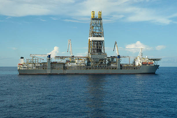 statek wiertniczy na morzu - oil rig oil well natural gas industrial ship zdjęcia i obrazy z banku zdjęć