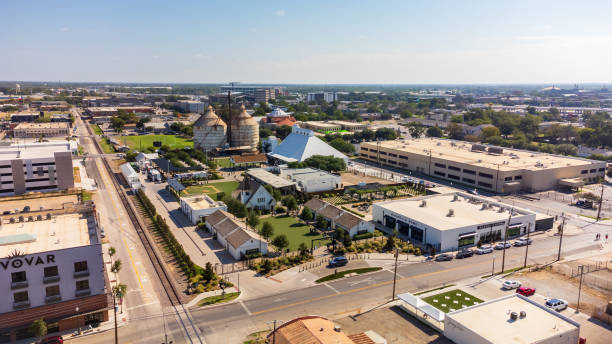 magnolia market at the silos, di proprietà di chip e joanna gaines si trova a waco, in texas - waco foto e immagini stock