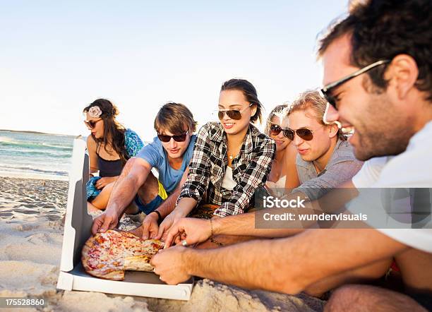 Giovani Che Godono Di Una Festa In Spiaggia - Fotografie stock e altre immagini di Pizza - Pizza, Spiaggia, Amicizia