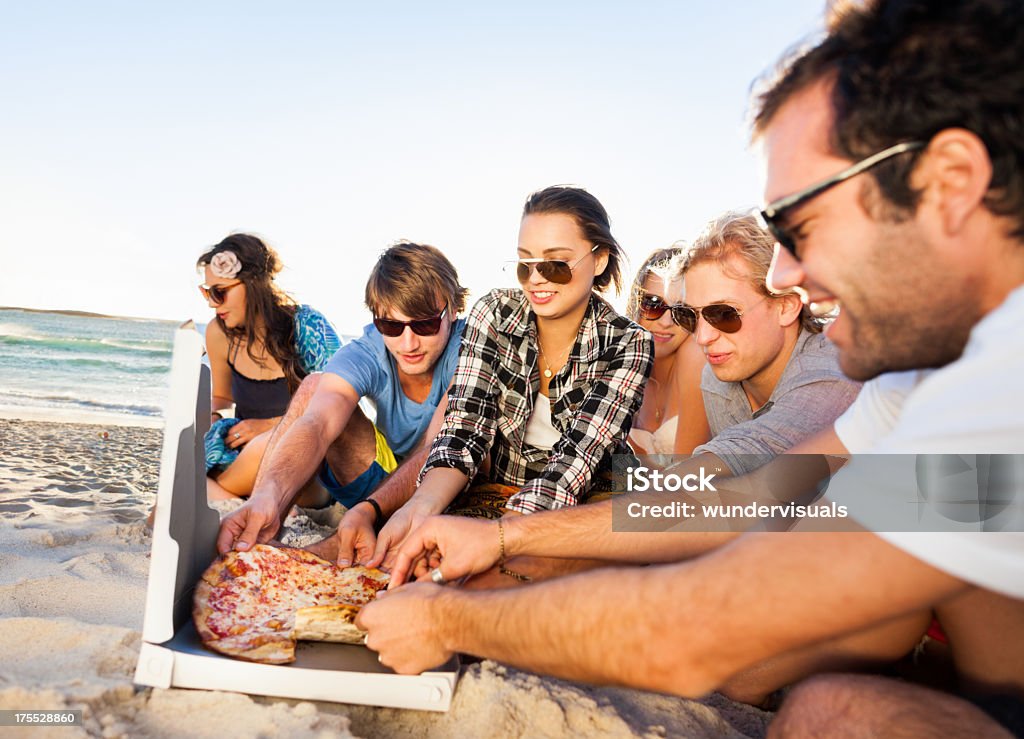 Jovens desfrutar de uma Festa na praia - Royalty-free Pizza Foto de stock