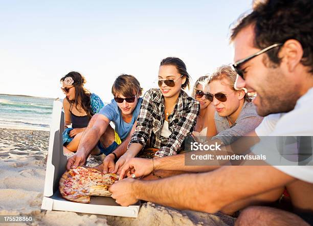 Jovens Desfrutar De Uma Festa Na Praia - Fotografias de stock e mais imagens de Pizza - Pizza, Praia, Amizade