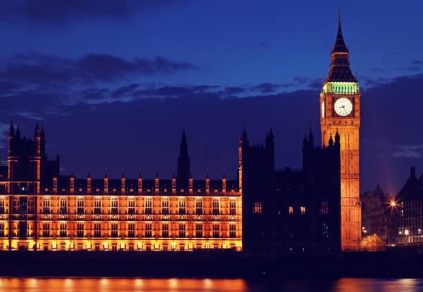 big ben und parlament in london in der abenddämmerung - london england victorian style big ben dark stock-fotos und bilder