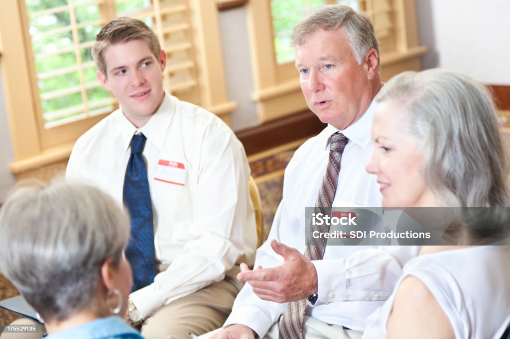 Uomo parlando al gruppo di sostegno o una riunione di lavoro - Foto stock royalty-free di Accudire