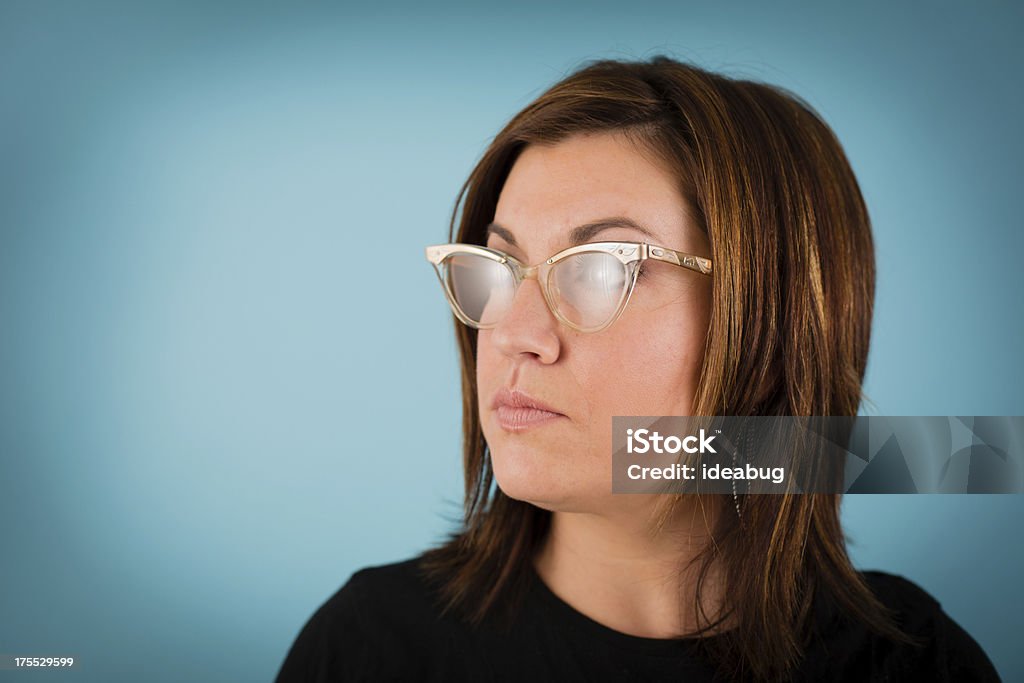 Junge Frau mit Retro-Cat's Eye Glasses - Lizenzfrei Frauen Stock-Foto