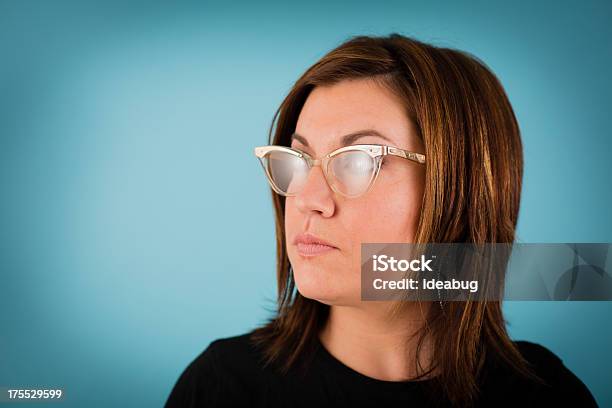 Junge Frau Mit Retrocats Eye Glasses Stockfoto und mehr Bilder von Frauen - Frauen, Nur Frauen, Schmetterlingsbrille