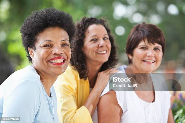 Donne Mature Sorridente - Fotografie stock e altre immagini di Donne mature - Donne mature, Gruppo di persone, Gruppo multietnico