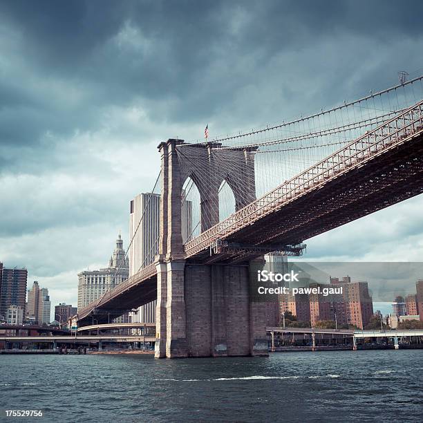 Cielo Oscuro Sobre El Puente De Brooklyn Foto de stock y más banco de imágenes de Agua - Agua, Aire libre, Arquitectura exterior