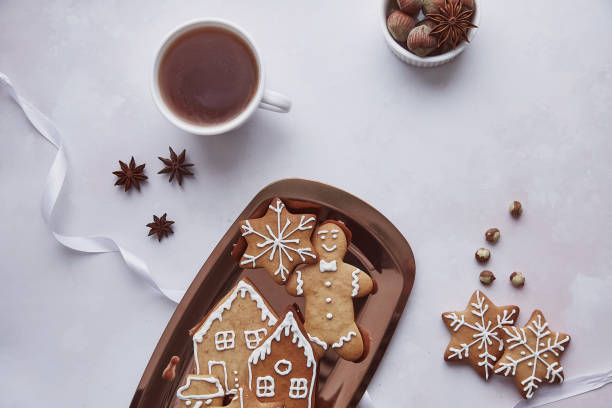 biscuits de pain d’épices atmosphériques de saison avec une tasse de cacao, d’anis étoilé et de noisette à plat. - santas sack photos et images de collection