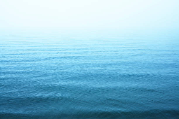 リップルにブルーの水面 - sea of tranquility ストックフォトと画像