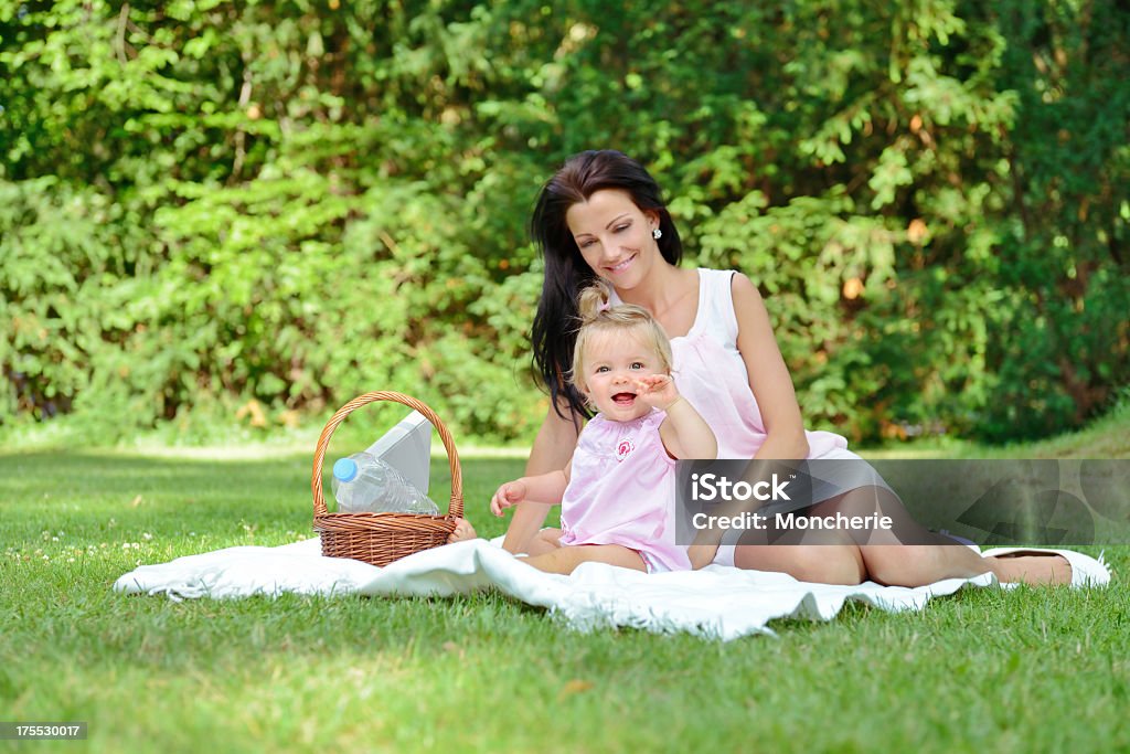 Bellissima giovane madre con il Suo bambino ragazza all'aperto - Foto stock royalty-free di Consolare