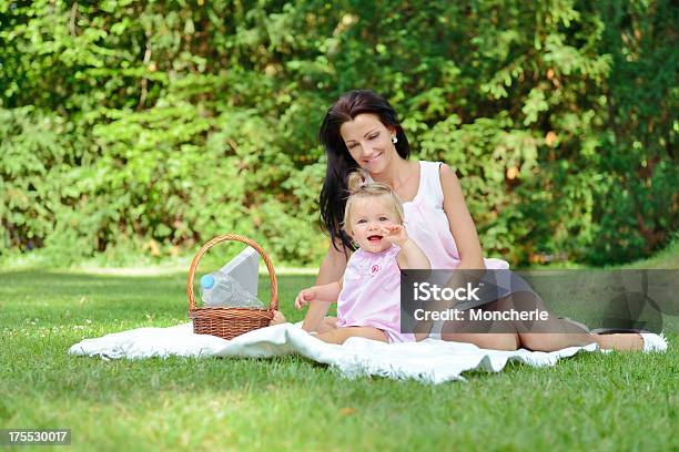 Bellissima Giovane Madre Con Il Suo Bambino Ragazza Allaperto - Fotografie stock e altre immagini di Consolare