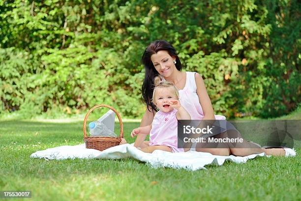 Linda Jovem Mãe Com Seu Bebê Menina Ao Ar Livre - Fotografias de stock e mais imagens de Consolar - Consolar, Filha, Mãe