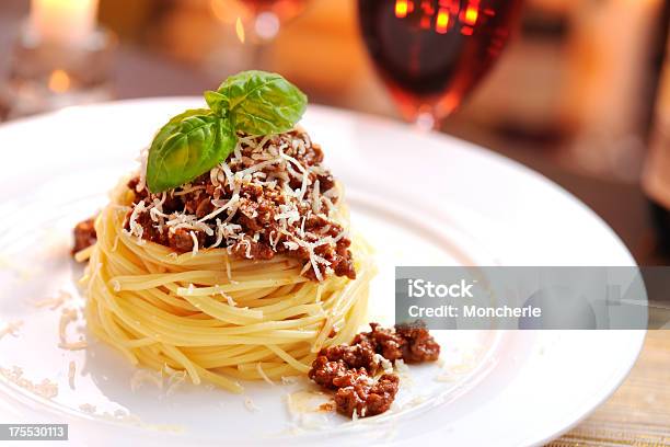 Spaghetti Bolognese Mit Parmesan Stockfoto und mehr Bilder von Nudeln - Nudeln, Italienische Küche, Restaurant