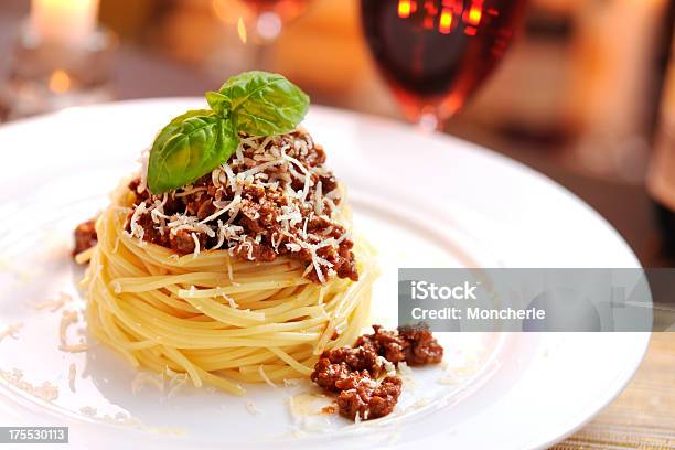 Spaghetti Bolognese Z Parmezan - zdjęcia stockowe i więcej obrazów Makaron - Makaron, Restauracja, Włoska kuchnia