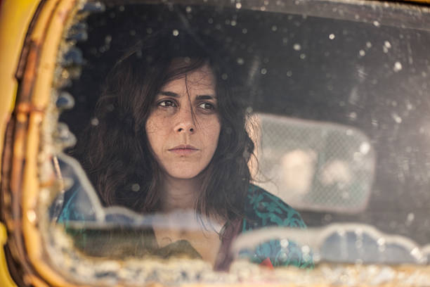 hermosa mujer con pelo largo espectacular en basura carro triste - broken window glass women fotografías e imágenes de stock