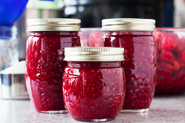 la confiture de framboise - jar photos et images de collection