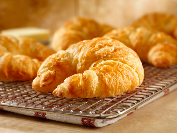 croissants no suporte de arrefecimento - baking margarine studio shot macro imagens e fotografias de stock