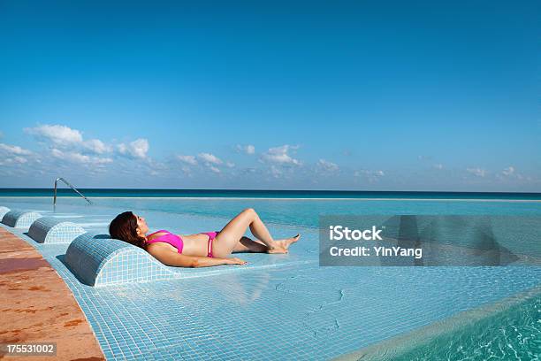 Mujer Relajante En Piscina De Borde Infinito Piscina Del Complejo Turístico Foto de stock y más banco de imágenes de 20 a 29 años