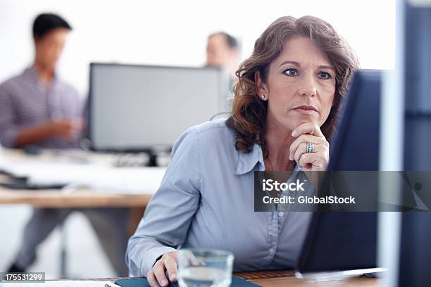 Tutto Il Duro Lavoro Sarà Ricompensato Alla Fine - Fotografie stock e altre immagini di Guardare in una direzione - Guardare in una direzione, Monitor, Usare il computer