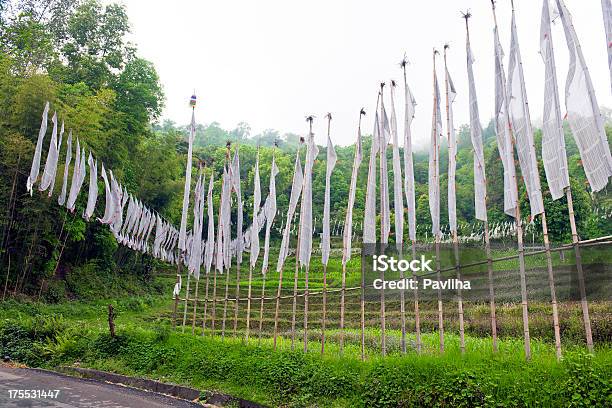 White Gebet Flags In Terrace Felder Sikkim Indien Stockfoto und mehr Bilder von Tibetischer Buddhismus - Tibetischer Buddhismus, Asien, Baum