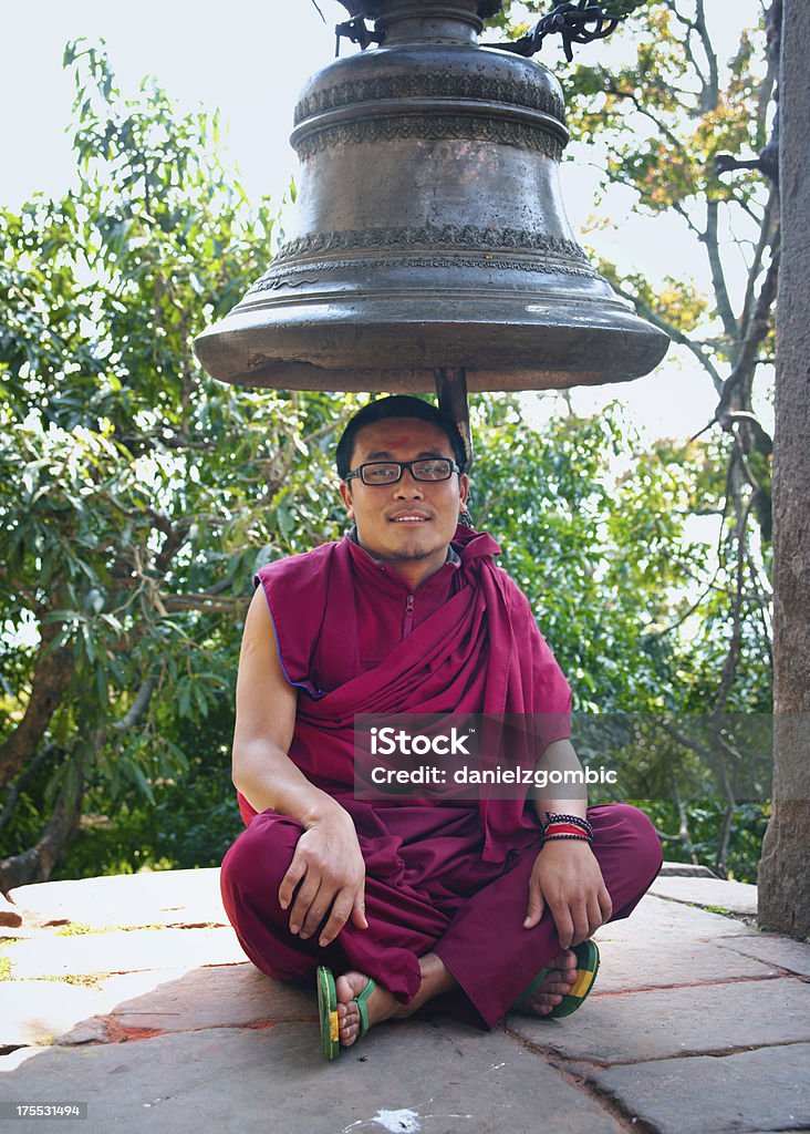 Monk в Bell - Стоковые фото Азиатского и индийского происхождения роялти-фри