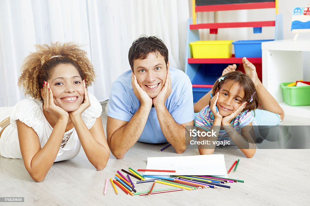 Razza mista famiglia colorare e disegno. - Foto stock royalty-free di Adulto