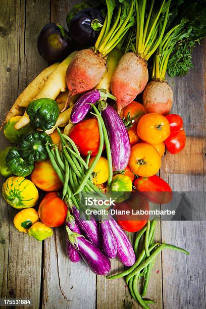 Photo libre de droit de Légumes Biologiques Sur Vieux Bois banque d'images et plus d'images libres de droit de Agriculture - Agriculture, Aliment, Aliments et boissons