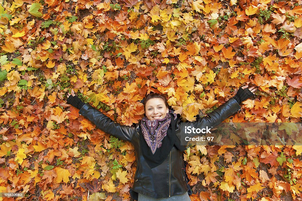 Mulher pôr em Outono folhas. - Royalty-free Adolescente Foto de stock