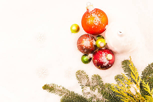 decoração de natal em branco - snow fake snow isolated christmas ornament - fotografias e filmes do acervo