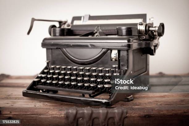 Vintage Czarny Ręczna Maszyna Do Pisania Na Białym Tle - zdjęcia stockowe i więcej obrazów Antyczny