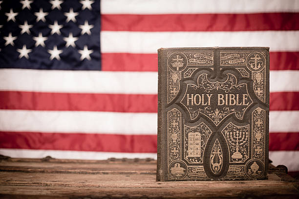 antica sacra bibbia, ornato con sfondo bandiera americana - bible american flag flag old fashioned foto e immagini stock