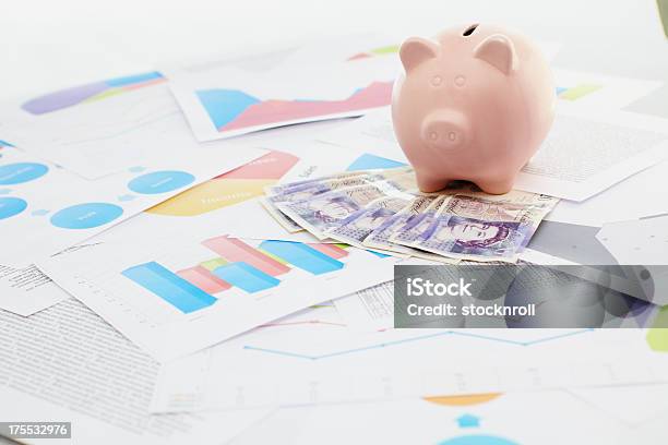 Negócios Gráficos Mapas Dinheiro E Um Mealheiro - Fotografias de stock e mais imagens de Planeamento financeiro - Planeamento financeiro, Unidade Monetária Britânica, Analisar