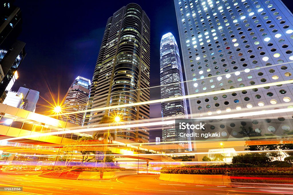 Tráfico en Hong Kong en la noche de la ciudad - Foto de stock de Aire libre libre de derechos