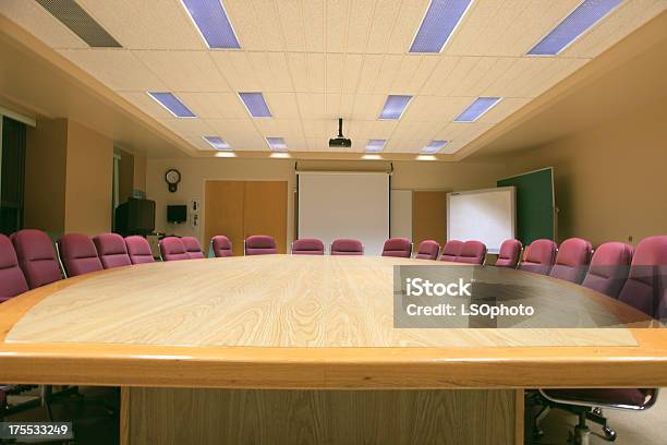 Sala De Conferencias Foto de stock y más banco de imágenes de Mesa negociadora - Mesa negociadora, Pizarra blanca, Centro de conferencias