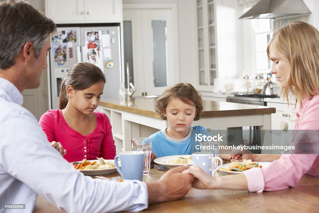 Rodzina, modlitwa przed o posiłek w kuchni - Zbiór zdjęć royalty-free (Modlić się)