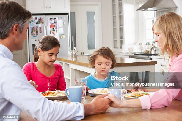 Rodzina Modlitwa Przed O Posiłek W Kuchni - zdjęcia stockowe i więcej obrazów Modlić się - Modlić się, Rodzina, Kuchnia