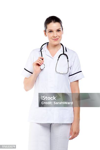 Enfermeira Confiante Em Pé Contra O Fundo Branco - Fotografias de stock e mais imagens de Enfermeira - Enfermeira, Fundo Branco, Uma Pessoa