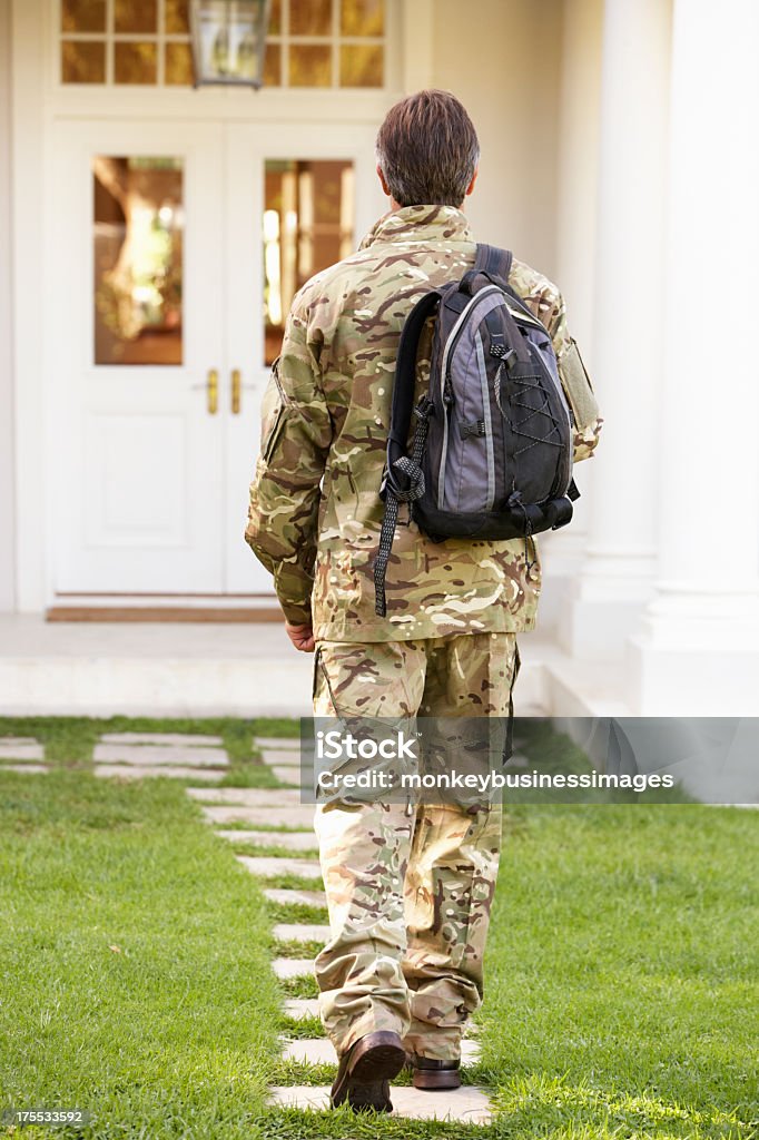 Rückansicht des Soldaten Hause - Lizenzfrei Ankunft Stock-Foto