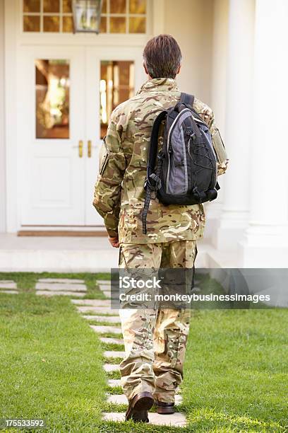 Rückansicht Des Soldaten Hause Stockfoto und mehr Bilder von Ankunft - Ankunft, Eine Person, Menschen