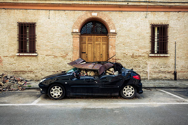 디스트로이드 자동차모드 2012 년 지진 발생 후 in northern italy - car abandoned absence wreck 뉴스 사진 이미지