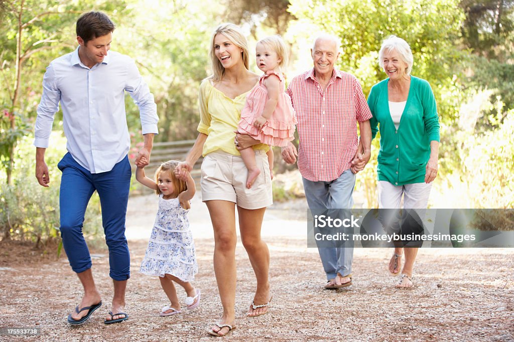 Geração de três família no país caminhar juntos - Royalty-free Família de várias gerações Foto de stock