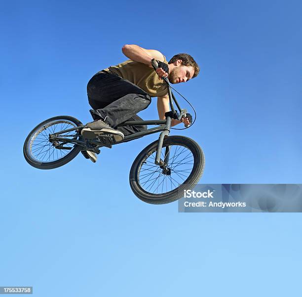 Piloto De Bmx - Fotografias de stock e mais imagens de Ciclismo BMX - Ciclismo BMX, Adolescente, Adulto