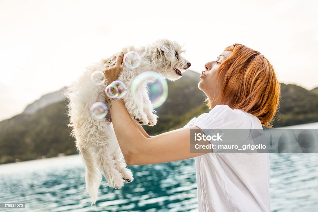 Donna con il suo cane - Foto stock royalty-free di 20-24 anni