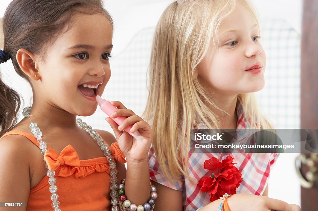 Duas meninas de vestir e colocar maquiagem juntos - Foto de stock de 4-5 Anos royalty-free