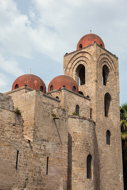 san juan de los eremitas en palermo, sicilia, italia - san giovanni degli eremiti fotografías e imágenes de stock